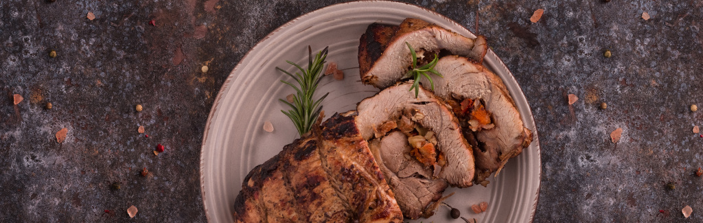 Рулет из индейки с сухофруктами и гарниром из тыквы и груши