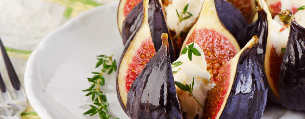 Канапе из козьего сыра с инжиром