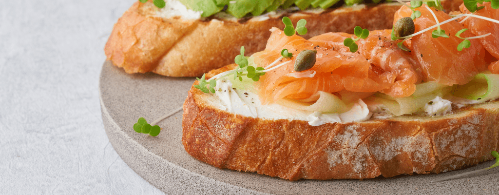 Сэндвичи с копченым лососем и крем-сыром