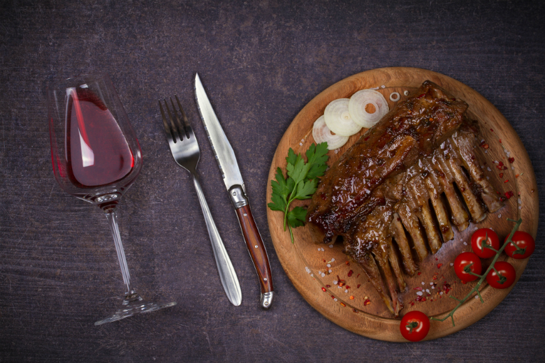 Каре ягненка и вино