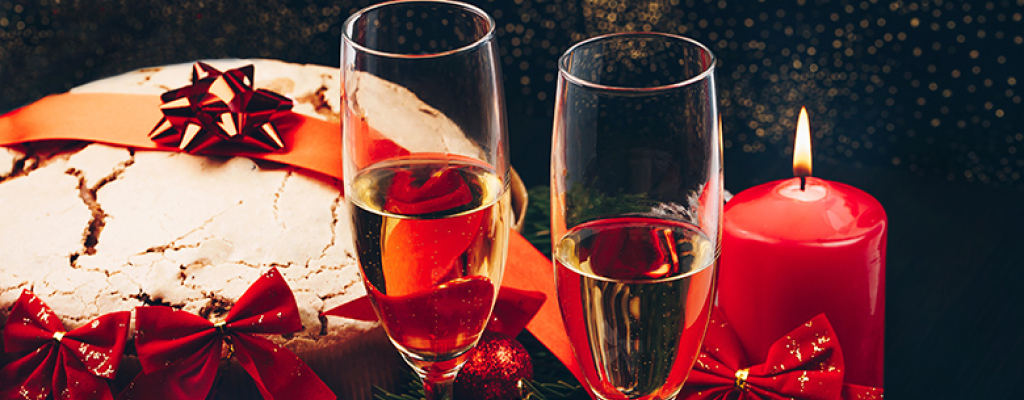 Игристое вино и рождественский кулич