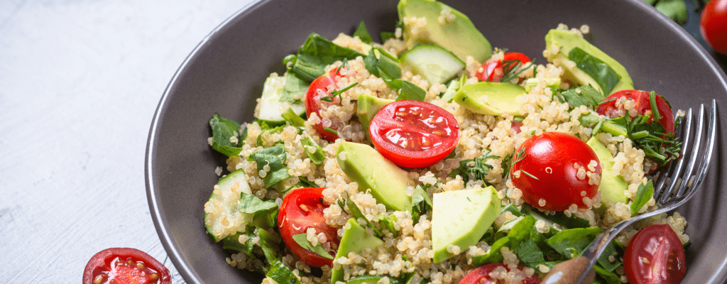 Салат с киноа, авокадо и помидорами