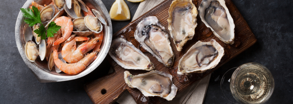 Бокал игристого и морепродукты