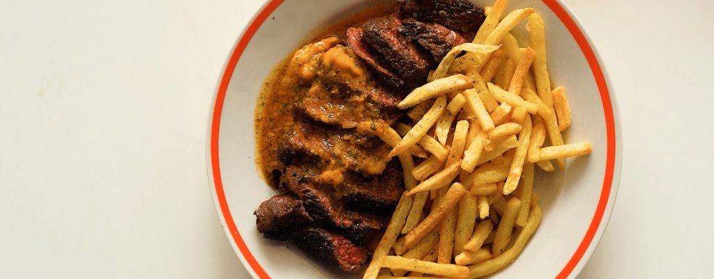 Стейк с маслом «Кафе де Пари» и картофелем фри