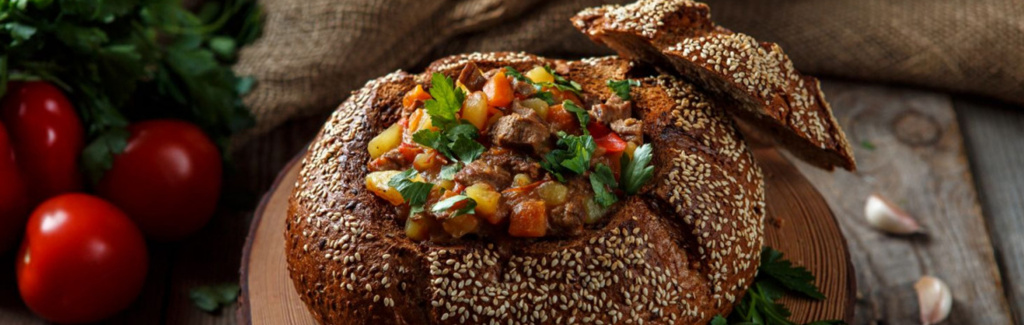 Гуляш из мраморной говядины с овощами в хлебе