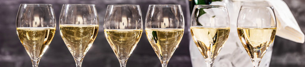 Игристое вино в бокале