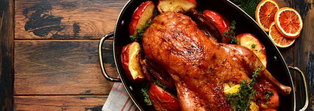 Утка, фаршированная фруктами, орехами и медом