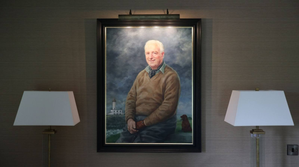 На портрете изображен Стенли П. Моррисон