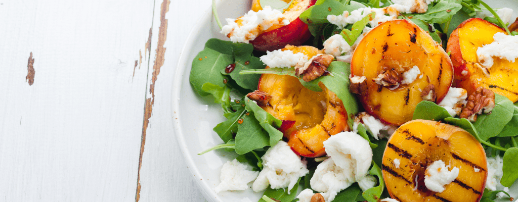 Гриль-салат с персиками