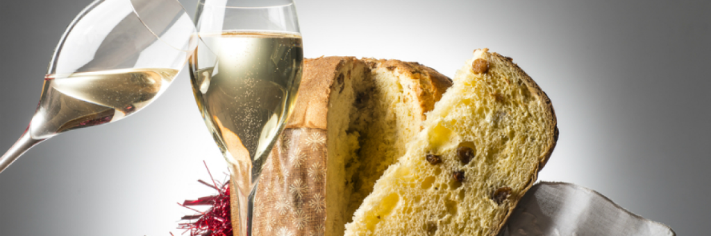 Игристое вино и итальянский рождественский кулич