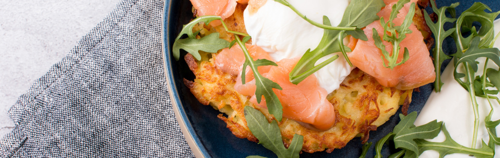 Драники с сыром «Халуми» и красной рыбой