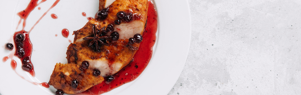 Цыпленок корнишон под брусничным соусом