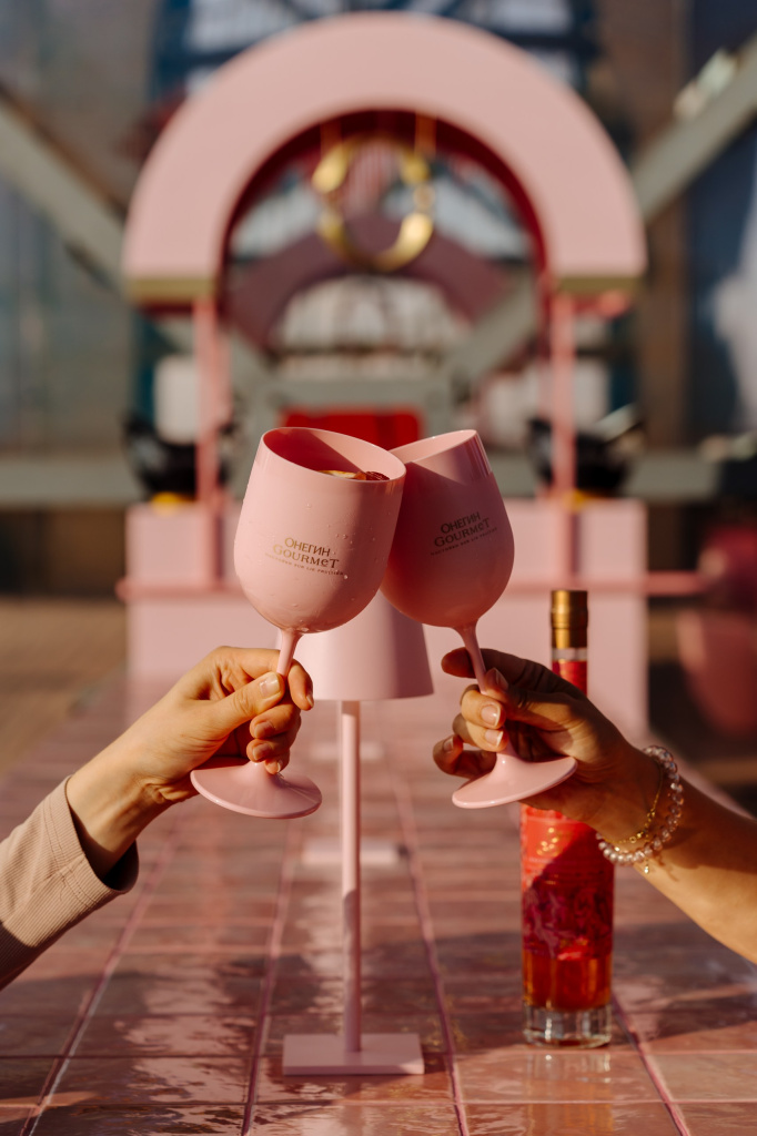 Для коктейлей и фото — открыли зону Онегин!