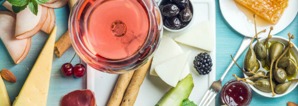 Розовое вино и еда