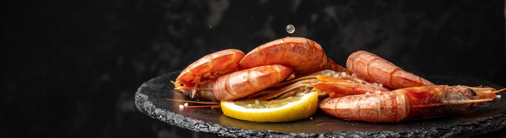 Обжаренные креветки с лимонным соком